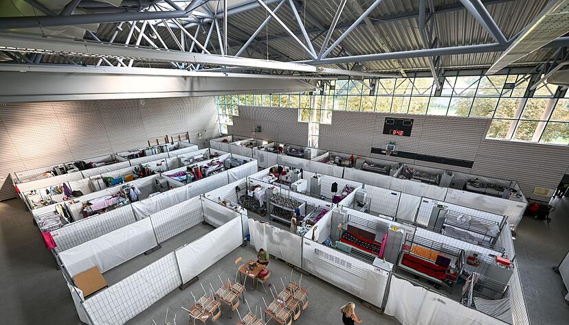 Fl&uuml;chtlinge aus der Ukraine sind in einer Kreissporthalle untergebracht.