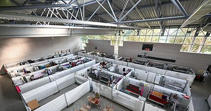 Fl&uuml;chtlinge aus der Ukraine sind in einer Kreissporthalle untergebracht.