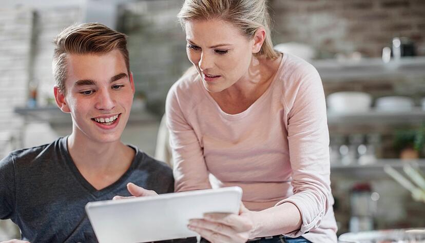 Sollen Kinder und Jugendliche in Sachen Finanzen dazulernen, ist es wichtig, dass Eltern mit ihnen offen über dieses Thema sprechen. Sollen Kinder und Jugendliche in Sachen Finanzen dazulernen, ist es wichtig, dass Eltern mit ihnen offen über dieses Thema sprechen.