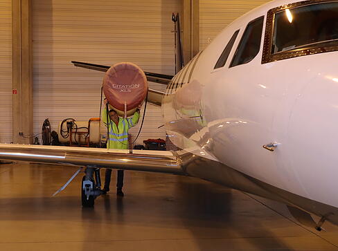 "Remove before Flight" - der Flieger von EBM-Papst wird für den Start vorbereitet, damit sechs Mitarbeiter Termine in Oradea, Rumänien, erledigen können.