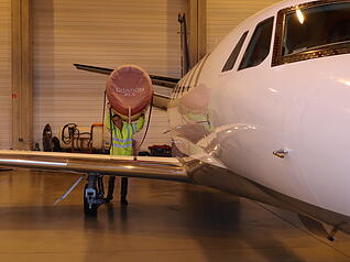 "Remove before Flight" - der Flieger von EBM-Papst wird für den Start vorbereitet, damit sechs Mitarbeiter Termine in Oradea, Rumänien, erledigen können. "Remove before Flight" - der Flieger von EBM-Papst wird für den Start vorbereitet, damit sechs Mitarbeiter Termine in Oradea, Rumänien, erledigen können.