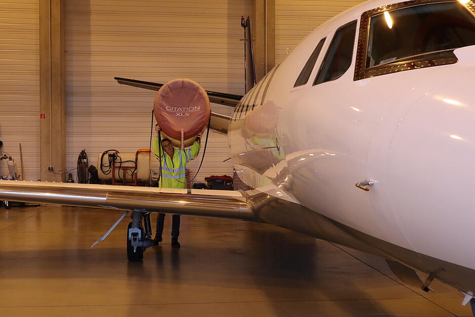 "Remove before Flight" - der Flieger von EBM-Papst wird für den Start vorbereitet, damit sechs Mitarbeiter Termine in Oradea, Rumänien, erledigen können.