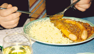 Im Kebab-House rotiert das Fleisch, der Teig wird f&uuml;r alle sichtbar hergestellt. Einst f&uuml;hlten sich sogar Wildschweine von dem Duft angelockt. (Fotos: Waltraud Langer)