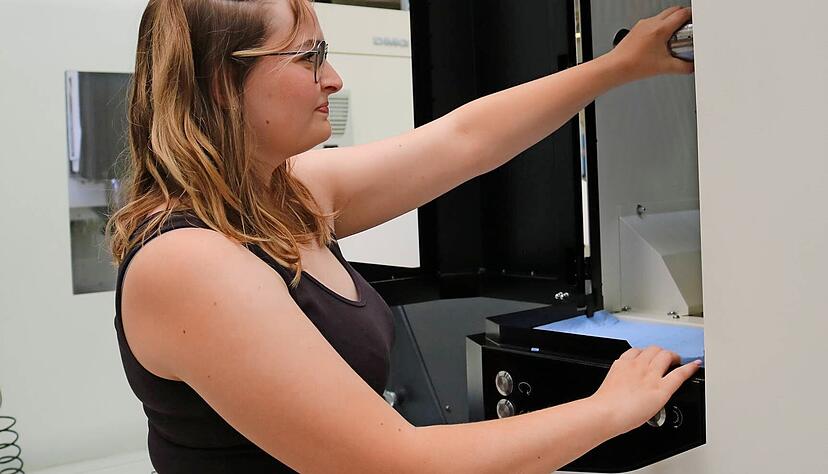 Larissa Wohlfarth setzt ein neues Werkzeug in die Maschine ein. Bei B&uuml;rkert hat sie ihre Ausbildung gemacht und nun auch ihr duales Studium.