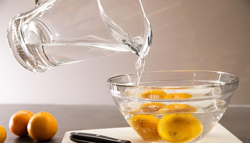 Schritt 1: Heißes Wasser über die Clementinen gießen und eine Minute ziehen lassen.