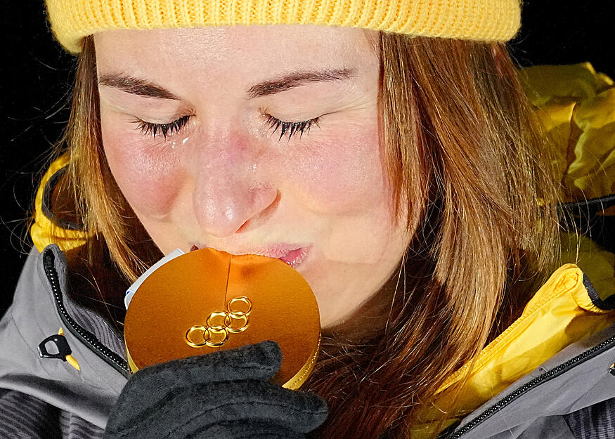 Julia Taubitz kann ihre Goldmedaille noch nicht ganz fassen. Im Einsitzer sichert sie sich den ersten Platz nach vier souver&auml;nen L&auml;ufen im Cortina Sliding Centre.