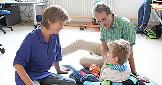 Physiotherapeutin Christina Rüttinger und Kinderarzt Hans-Martin Büttel begleiten die Familien oft über Jahre, geben Therapieempfehlungen oder beraten sie.Fotos: SLK Physiotherapeutin Christina Rüttinger und Kinderarzt Hans-Martin Büttel begleiten die Familien oft über Jahre, geben Therapieempfehlungen oder beraten sie.Fotos: SLK