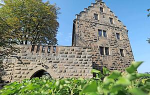 Burg oder Schloss? Beide Begriffe werden für Magenheim verwendet. Für Konzerte wird hin und wieder der ehemalige Rittersaal öffentlich zugänglich gemacht. Burg oder Schloss? Beide Begriffe werden für Magenheim verwendet. Für Konzerte wird hin und wieder der ehemalige Rittersaal öffentlich zugänglich gemacht.