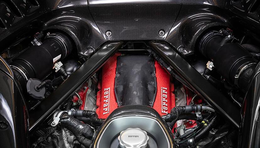 Namensgeber: Die rot lackierten Zylinderköpfe führen zum Namen Testarossa. Namensgeber: Die rot lackierten Zylinderköpfe führen zum Namen Testarossa.