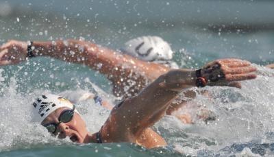 Angela Maurer schwimmt im Rennen über 10 Kilometer. Angela Maurer schwimmt im Rennen über 10 Kilometer.