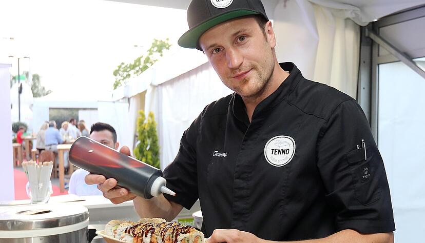 Thomas Gödtel bereitete dieses Jahr im Mai auch beim Tennisturnier Neckarcup in Heilbronn Sushi zu.
Foto: Andreas Veigel/Archiv Thomas Gödtel bereitete dieses Jahr im Mai auch beim Tennisturnier Neckarcup in Heilbronn Sushi zu.
Foto: Andreas Veigel/Archiv