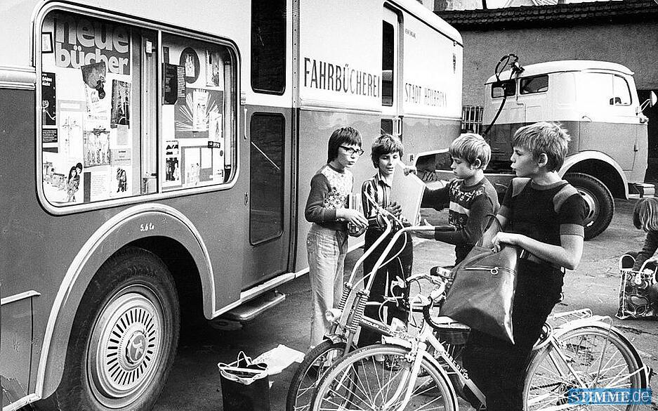 1975: Schüler freuen sich auf die Ankunft des Bücherbusses. 1975: Schüler freuen sich auf die Ankunft des Bücherbusses.