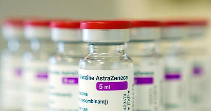 Auf einem Tisch stehen Ampullen mit dem Covid-19 Impfstoff von AstraZeneca.