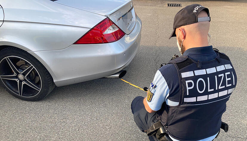 Ein Polizist kontrolliert am "Car-Freitag". Ein Polizist kontrolliert am "Car-Freitag".