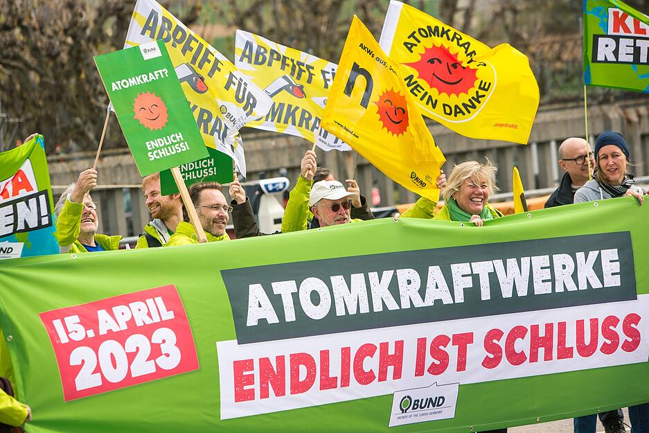 15. April: Seit Samstagnacht, 23.59 Uhr, ist das Kernkraftwerk in Neckarwestheim abgeschaltet. Anti-Atomkraft-Aktivisten beginnen den Tag mit einem friedlichen Fest vor den Toren von GKN II. 15. April: Seit Samstagnacht, 23.59 Uhr, ist das Kernkraftwerk in Neckarwestheim abgeschaltet. Anti-Atomkraft-Aktivisten beginnen den Tag mit einem friedlichen Fest vor den Toren von GKN II.