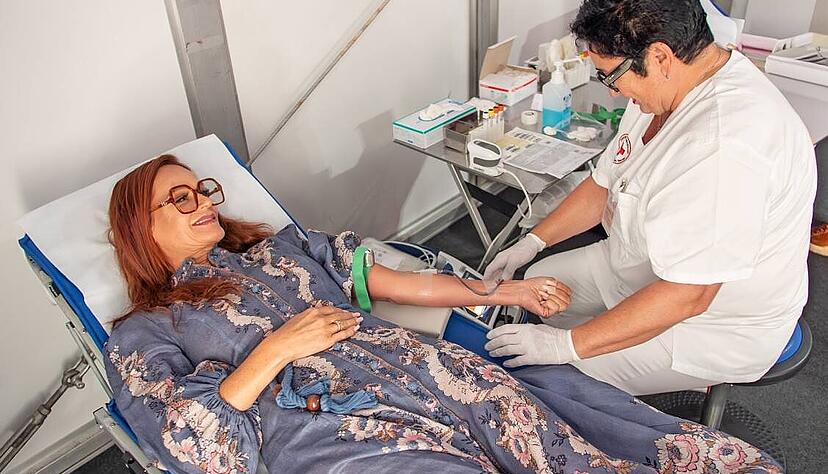Blutspenden tut nicht weh: Schlagersängerin Andrea Berg nutzt ihre Bekanntheit, um für das Blutspenden zu werben.
Foto: privat Blutspenden tut nicht weh: Schlagersängerin Andrea Berg nutzt ihre Bekanntheit, um für das Blutspenden zu werben.
Foto: privat