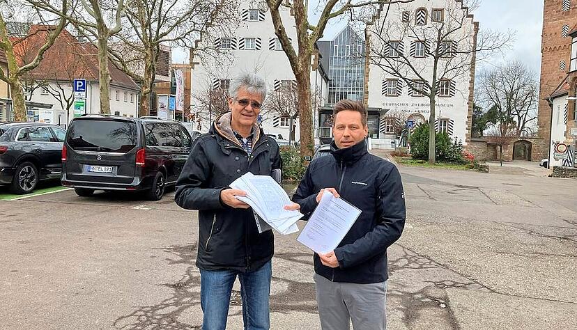 Bernd Giering (links) und Ronny Martschenko machen sich für den Erhalt der Parkplätze vor dem Deutschen Zweiradmuseum stark.