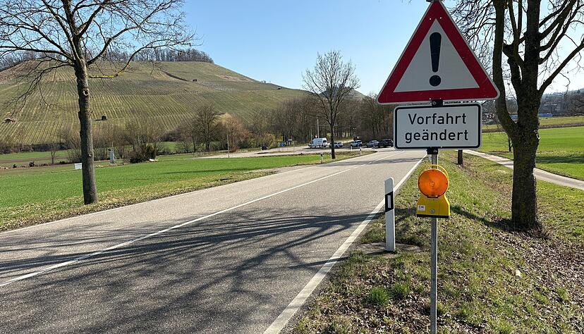 Mehrere Schilder weisen auf die geänderte Vorfahrt an der B39-Abfahrt Richtung Weinsberg und Erlenbach hin. Mehrere Schilder weisen auf die geänderte Vorfahrt an der B39-Abfahrt Richtung Weinsberg und Erlenbach hin.