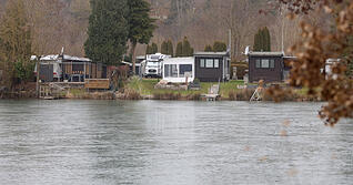 Wintercamper sch&auml;tzen in der kalten Jahreszeit die Ruhe im Sperrfechter Freizeitpark Oedheim. Vom Hirschfeldsee aus kann man gut hin&uuml;ber schauen nach Bad Friedrichshall-Hagenbach.