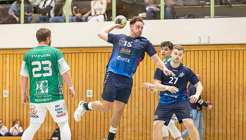 B&ouml;nnigheims Robin Mack (Mitte) bekam die Fleiner Abwehr nie wirklich in den Griff.