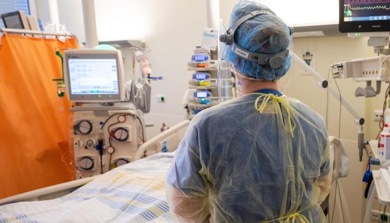 In einem Zimmer der Intensivstation wird ein Patient mit einem schweren Covid-19-Krankheitsverlauf behandelt.