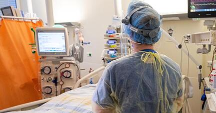 In einem Zimmer der Intensivstation wird ein Patient mit einem schweren Covid-19-Krankheitsverlauf behandelt.