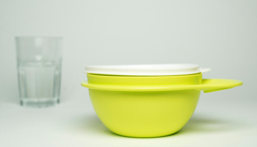 Eine Frischhaltedose der Marke Tupperware steht auf einem Tisch. Der Konzern steht laut einem Bericht kurz vor dem Aus. Eine Frischhaltedose der Marke Tupperware steht auf einem Tisch. Der Konzern steht laut einem Bericht kurz vor dem Aus.