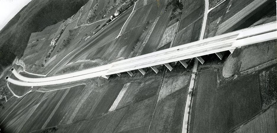 März 1974. Ansicht der Autobahn A81 in Richtung Tunnel Hölzern, links im Bild. März 1974. Ansicht der Autobahn A81 in Richtung Tunnel Hölzern, links im Bild.