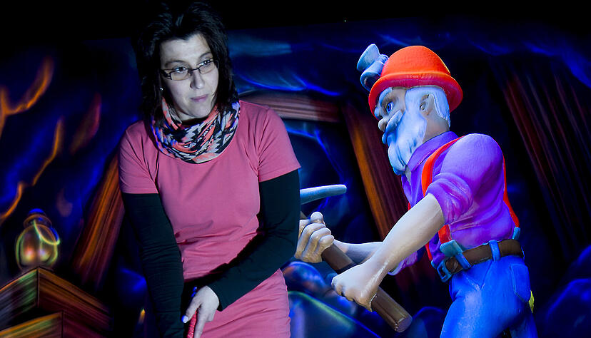 Ungewohntes Ambiente. Ganzjährig, da indoor, funktioniert das mit Leuchtelementen aufgepeppte Schwarzlicht-Minigolf. Foto: dpa Ungewohntes Ambiente. Ganzjährig, da indoor, funktioniert das mit Leuchtelementen aufgepeppte Schwarzlicht-Minigolf. Foto: dpa