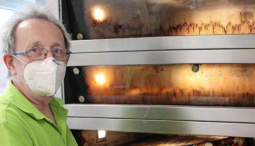 Laugenbrezeln kommen laufend frisch aus dem Backofen von Gerhard Gl&uuml;ck. Seit 150 Jahren verwendet die B&auml;ckerei in Weinsberg dasselbe Rezept.
Foto: Margit St&ouml;hr-Michalsky