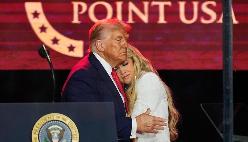 Donald Trump betrat nach Erika Kirk die B&uuml;hne. Am Ende nahm er sie in den Arm.