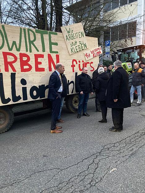 Landwirte aus der Region zeigen ihren Frust beim Dreikönigstreffen der FDP in Eppingen