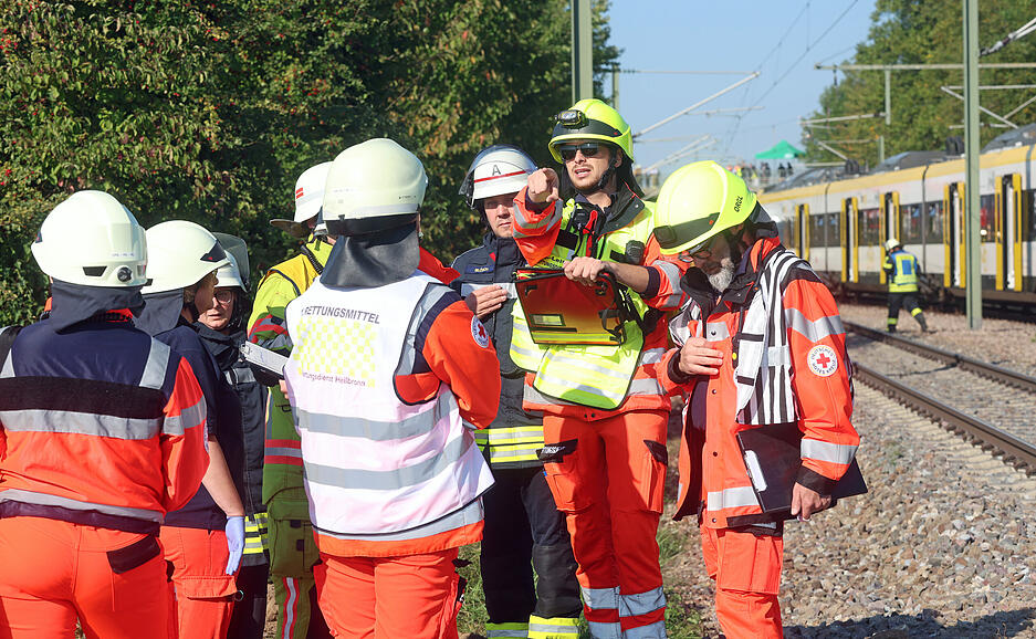 Die Übung diente der Optimierung der Zusammenarbeit von Feuerwehr, Polizei und Rettungsdiensten unter realistischen Bedingungen. Die Übung diente der Optimierung der Zusammenarbeit von Feuerwehr, Polizei und Rettungsdiensten unter realistischen Bedingungen.