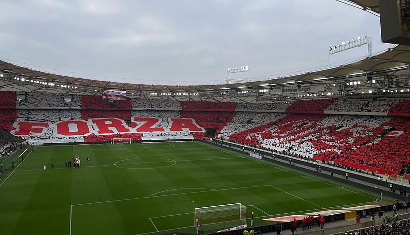Vor der Partie vom VfB Stuttgart gegen den VfL Wolfsburg sorgten die VfB-Fans mit einer riesigen Choreografie für Aufsehen.