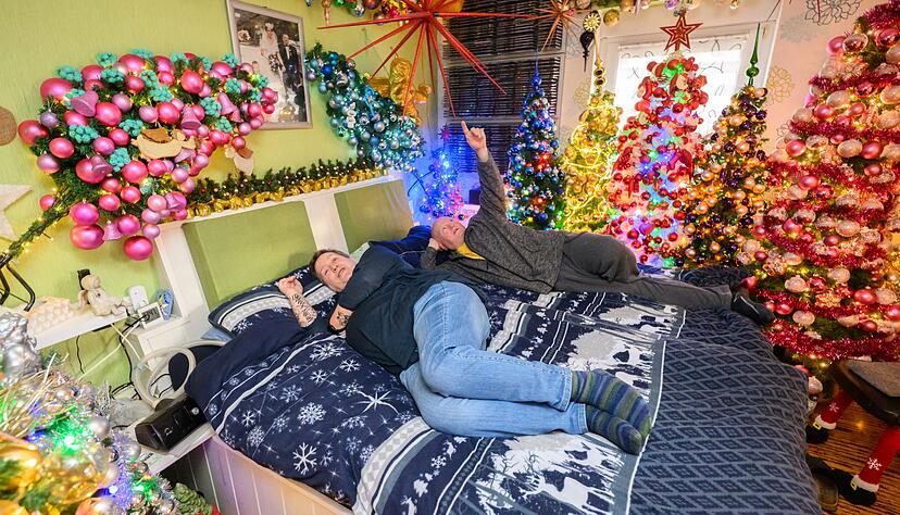 &Uuml;berall im Haus stehen Weihnachtsb&auml;ume - auch im Schlafzimmer.