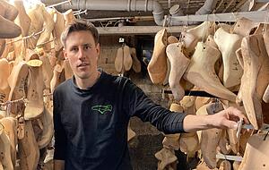 Andreas Schäfer im Leistenkeller der Werkstatt in der Turmstraße. Modelle von etwa 2000 Kunden hängen nummeriert an den Haken. Wünscht der Kunde ein neues Paar, holt Schäfer das passende Leistenpaar heraus. Andreas Schäfer im Leistenkeller der Werkstatt in der Turmstraße. Modelle von etwa 2000 Kunden hängen nummeriert an den Haken. Wünscht der Kunde ein neues Paar, holt Schäfer das passende Leistenpaar heraus.