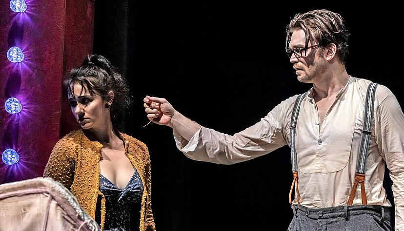 Dem lieblosen Leben und seinen Umst&auml;nden ausgesetzt: Romy Kl&ouml;tzel ist Marie, Sven-Marcel Voss der Kindsvater und Woyzeck, ein schwerm&uuml;tiger Au&szlig;enseiter und Getriebener, der zum T&auml;ter wird.
Foto: Jochen Quast
