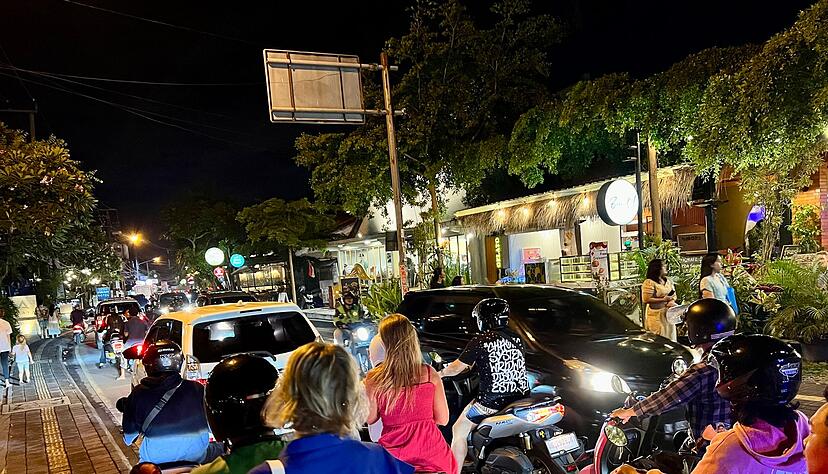 Wegen des Massentourismus sind auf Bali häufig die Straßen völlig verstopft. Wegen des Massentourismus sind auf Bali häufig die Straßen völlig verstopft.