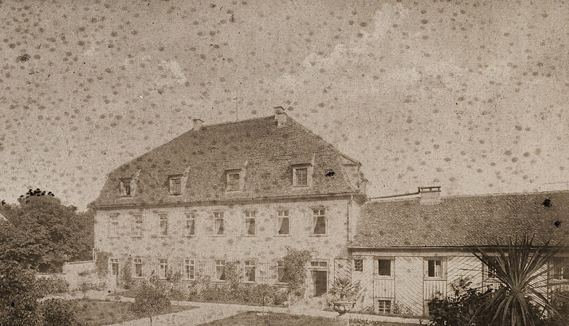 Das ist es: das älteste Foto im Kupferzeller Gemeindearchiv. Man sieht dem Bild vom Schloss an, dass es bereits fast anderthalb Jahrhunderte auf dem Buckel hat.
Foto: privat
