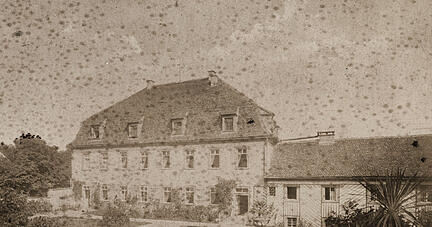 Das ist es: das älteste Foto im Kupferzeller Gemeindearchiv. Man sieht dem Bild vom Schloss an, dass es bereits fast anderthalb Jahrhunderte auf dem Buckel hat.
Foto: privat