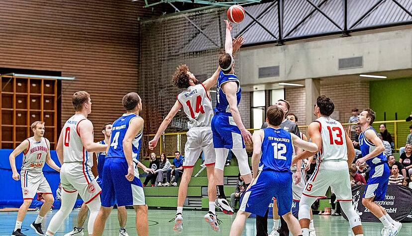 Die Gäste des TSV Wieblingen waren den TSG Heilbronn Reds um Simon Schmitz nicht nur beim Sprungball ein kleines Stückchen voraus.