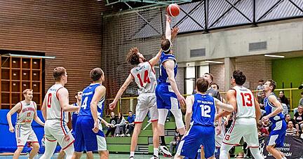Die Gäste des TSV Wieblingen waren den TSG Heilbronn Reds um Simon Schmitz nicht nur beim Sprungball ein kleines Stückchen voraus.
Foto: Lina Bihr Die Gäste des TSV Wieblingen waren den TSG Heilbronn Reds um Simon Schmitz nicht nur beim Sprungball ein kleines Stückchen voraus.
Foto: Lina Bihr