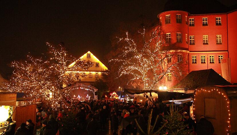 Bei "Advent am Schloss" in Künzelsau kommen die Lichter am Abend zur Geltung.
