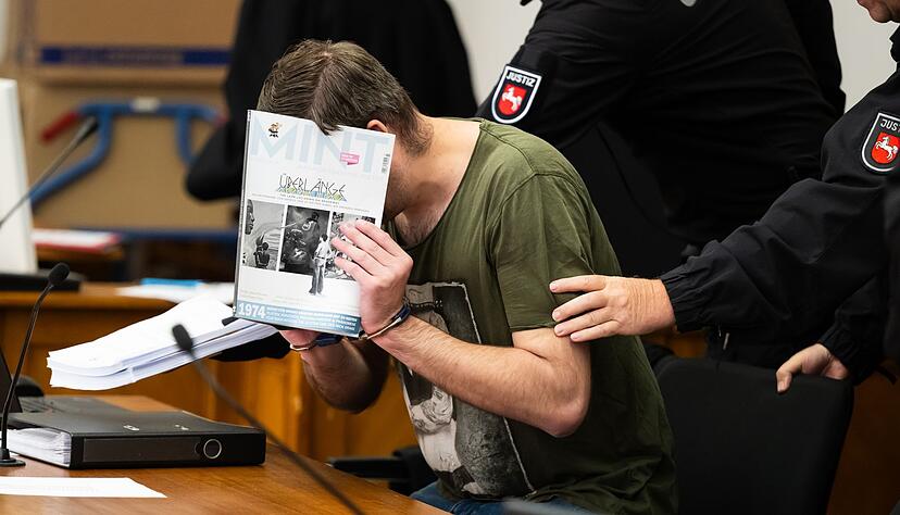 Fünf Männer sollen Musik bekannter Bands aus der rechten Szene europaweit verkauft haben. (Archivbild) Fünf Männer sollen Musik bekannter Bands aus der rechten Szene europaweit verkauft haben. (Archivbild)