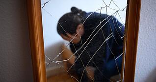 Nach Gewalterfahrungen suchen immer mehr Betroffene Unterst&uuml;tzung. Der Wei&szlig;e Ring bietet Hilfe und Beratung f&uuml;r Opfer von Straftaten.