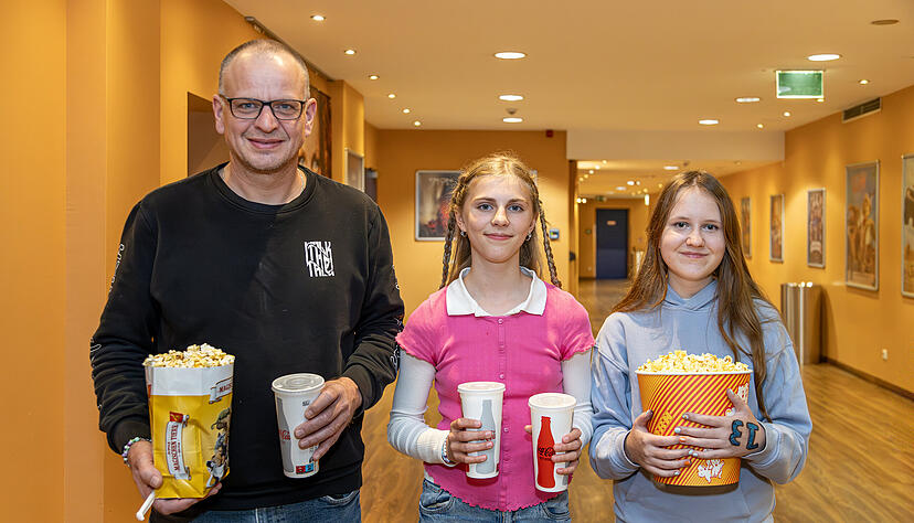 Geduldiger Begleiter: Michael Hoßfeld, eher Fan von AC/DC, und seine Tochter Laura (rechts) mit Freundin Sophia.