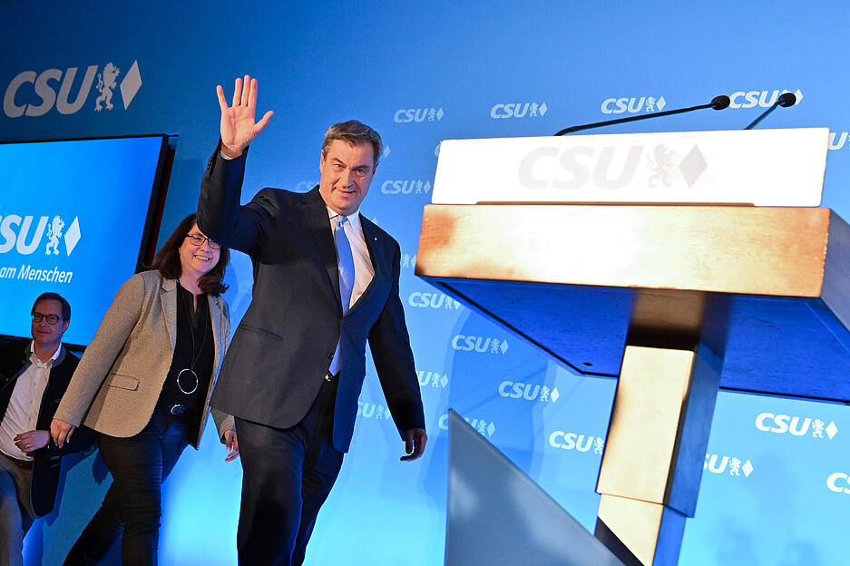 Markus Söder, CSU-Spitzenkandidat und Ministerpräsident von Bayern, kommt nach der Bekanntgabe der ersten Prognose zur Landtagswahl in Bayern bei der Wahlparty auf die Bühne.