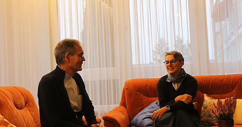 Bruder Böker und Schwester Walch tauschen sich im Wohnzimmer des Lebenszentrums Adelshofen aus. Hier feiern die Schwestern und Brüder auch Weihnachten. Bruder Böker und Schwester Walch tauschen sich im Wohnzimmer des Lebenszentrums Adelshofen aus. Hier feiern die Schwestern und Brüder auch Weihnachten.