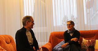 Bruder B&ouml;ker und Schwester Walch tauschen sich im Wohnzimmer des Lebenszentrums Adelshofen aus. Hier feiern die Schwestern und Br&uuml;der auch Weihnachten.