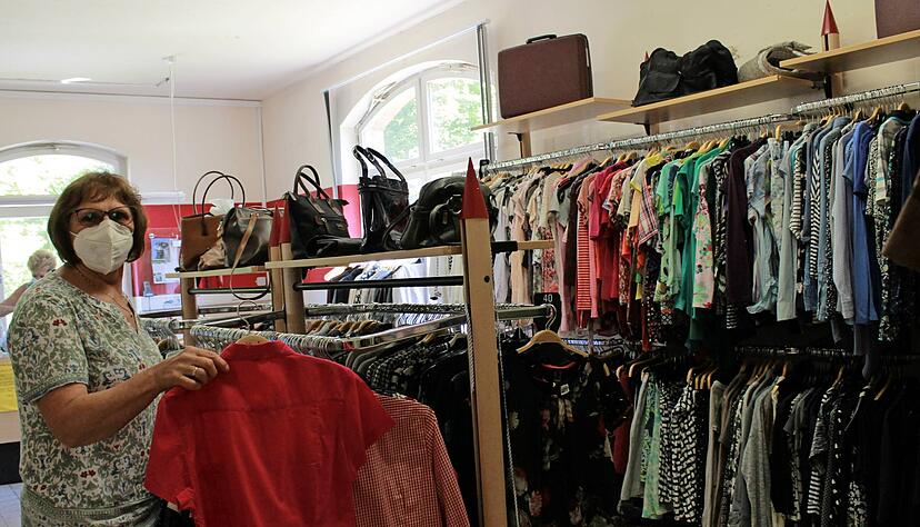 Marta Schoenebeck in der Blusen- und T-Shirt-Abteilung des Secondhand-Ladens auf dem Gelände des Klinikums am Weissenhof. Sie gehört zu den ehrenamtlichen Helferinnen. Die Kleidung ist nach Größe und Farbe sortiert.
Fotos: Sabine Friedrich Marta Schoenebeck in der Blusen- und T-Shirt-Abteilung des Secondhand-Ladens auf dem Gelände des Klinikums am Weissenhof. Sie gehört zu den ehrenamtlichen Helferinnen. Die Kleidung ist nach Größe und Farbe sortiert.
Fotos: Sabine Friedrich